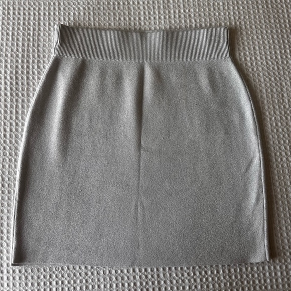Banana Republic Dresses & Skirts - Banana Republic Silver Sparkle Pencil Skirt